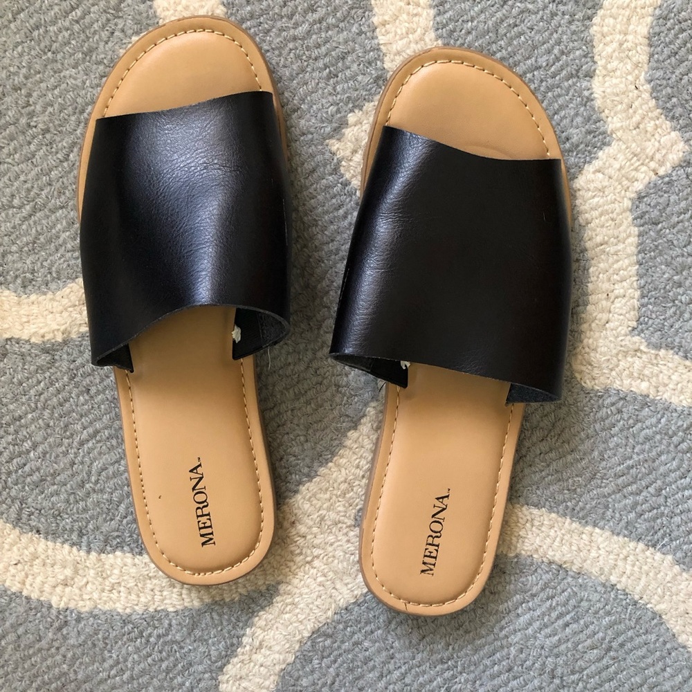 Black flat/ sandals